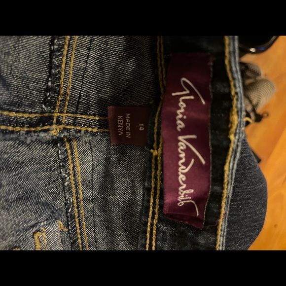 Gloria Vanderbilt - Picture 4 of 6